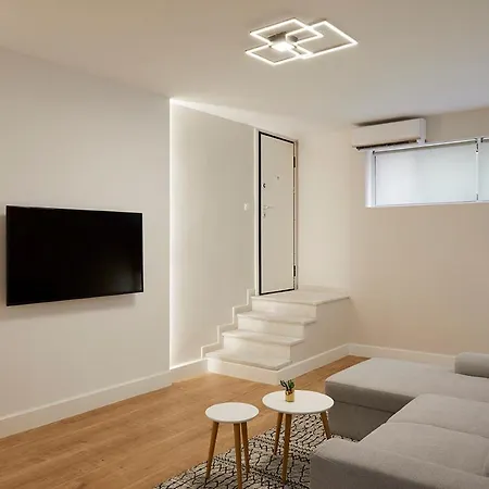 & Comfy 2mins Walking From Metro Apartment