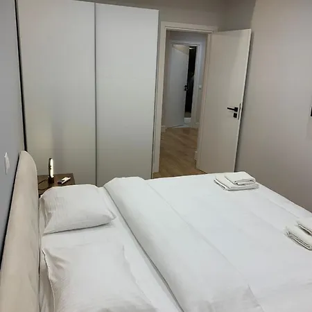 & Comfy 2mins Walking From Metro Apartment *