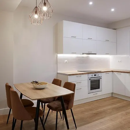 & Comfy 2mins Walking From Metro Apartment